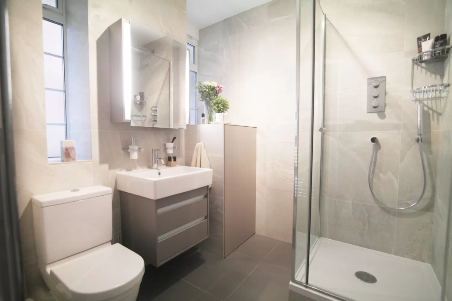 Küçük Banyoları Geniş Gösteren 5 Duşakabin Tasarımı